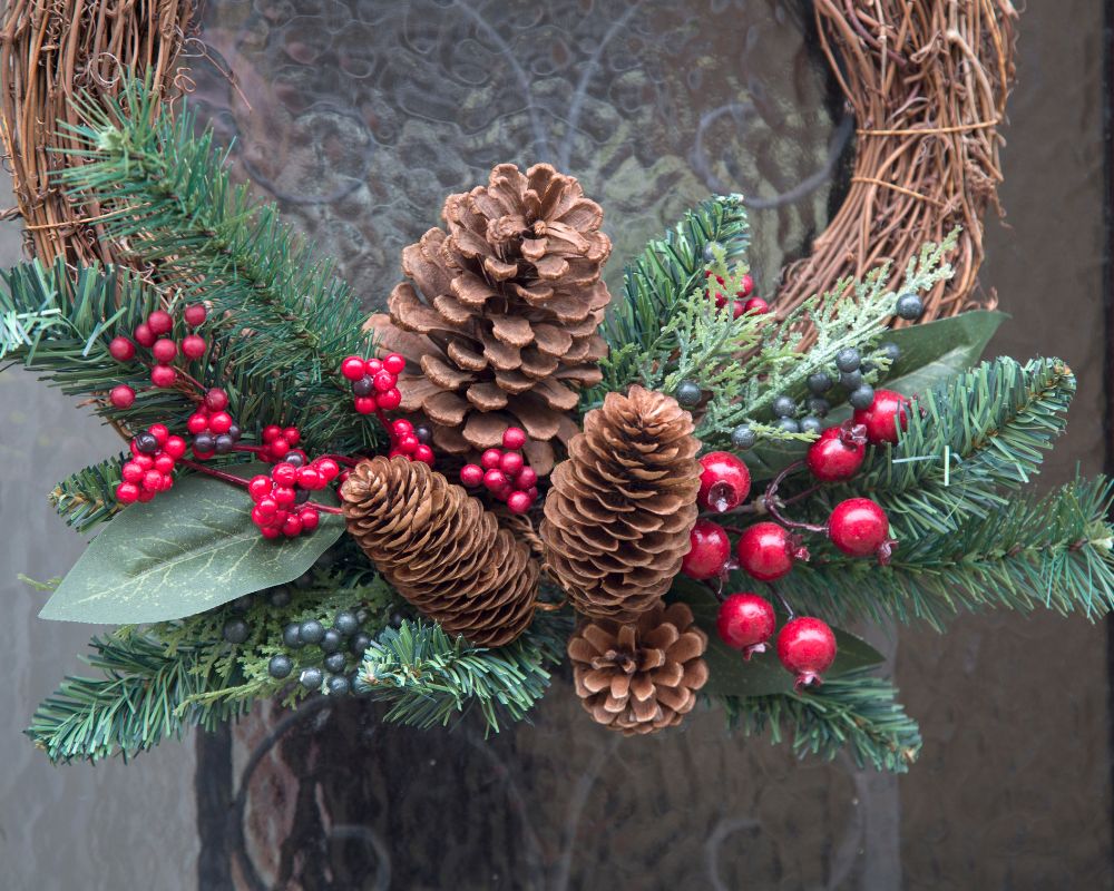 7 Plants to Forage For Natural Christmas Decorations